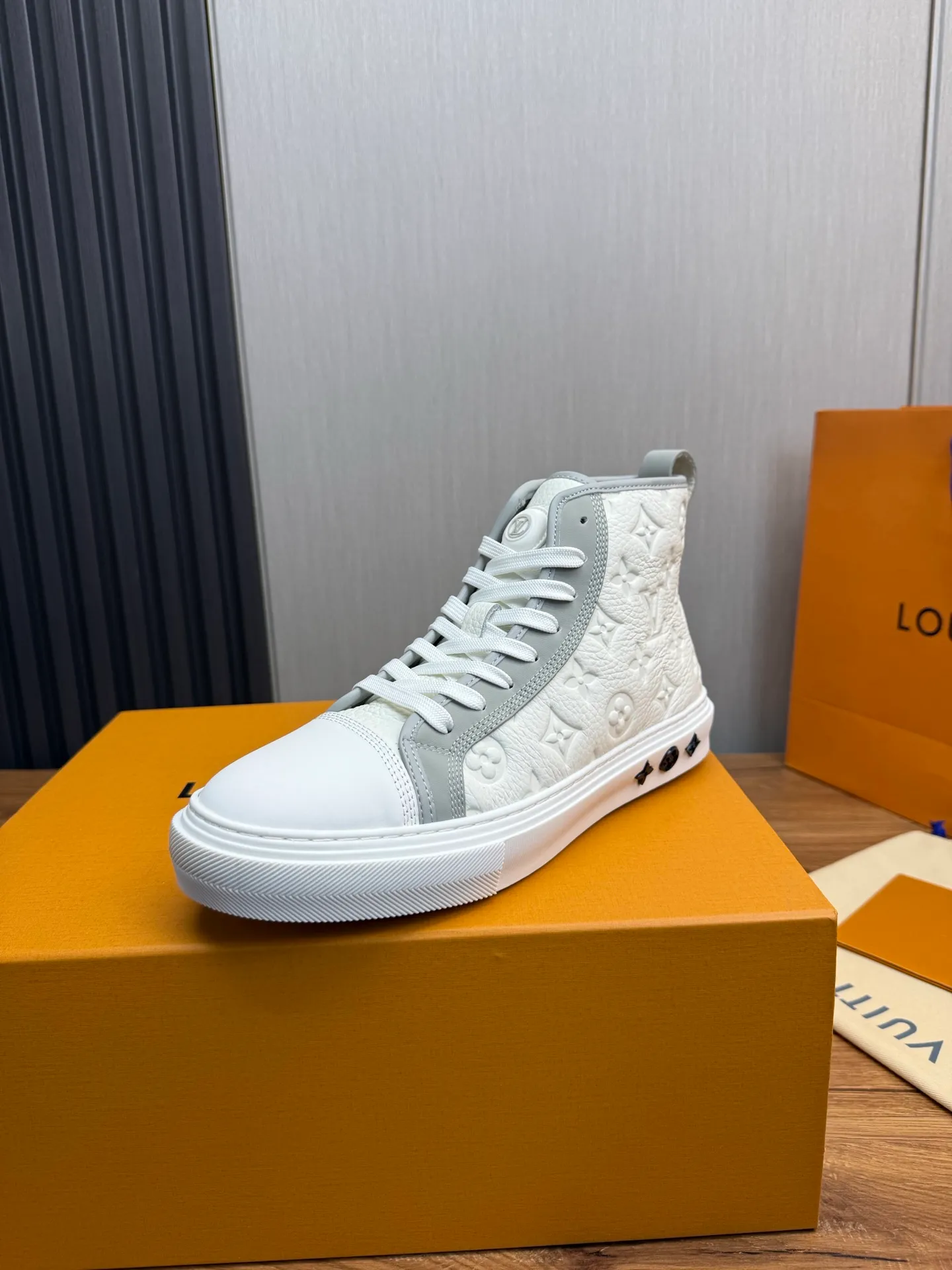 Men's shoes 💰840💰 LOUIS VUITTON [Luden Yiwei] The new trendy Lv is on the market 🎁, casual and fashionable men's shoes 👟 1:1 shipment ⬆️The upper is made of imported cowhide + cowhide mesh lining, the original wear-resistant rubber outsole, the version is simple and elegant, exclusive for trendy men. 38-45 (38.45 is non-refundable if made to order)